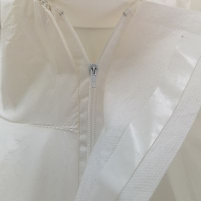 Einwegweiße Mikropore 56GSM Tyvek 500 PPE Sicherheitsanzug für den Chilenischen Markt
