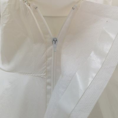 Arbeitsbekleidung 175*140cm Einwegweiß Mikroporös 56GSM Tyvek 500 PPE Anzug für den Chilenischen Markt