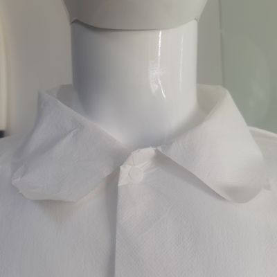 Weißes Einweg-Labormantel ohne Taschen Elastische Manschetten 20000 Stück/Tag