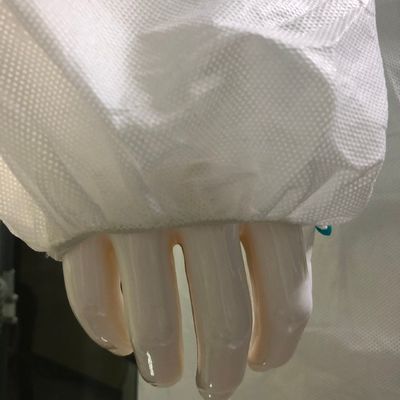 Weißes Einweg-Labormantel ohne Taschen Elastische Manschetten 20000 Stück/Tag